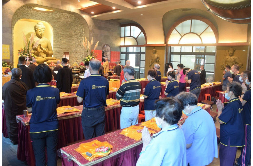 在師父帶領下恭誦梁皇寶懺
