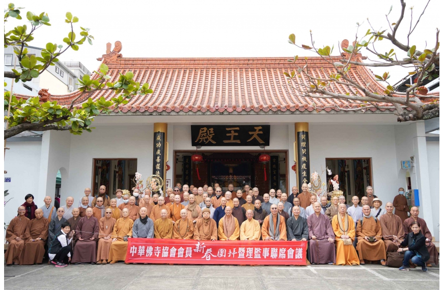 各道場法師於霧峰護國寺天王殿前合影