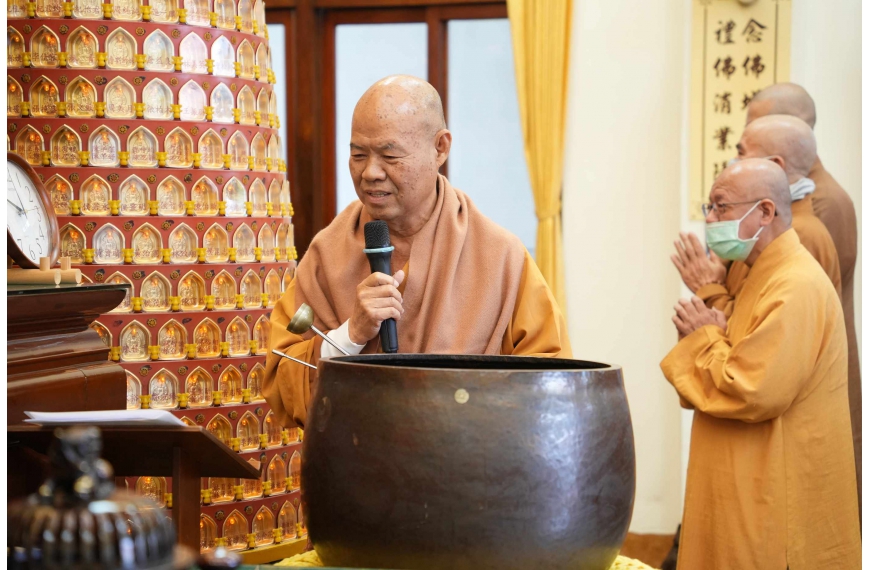 副理事長傳燈法師主持團拜
