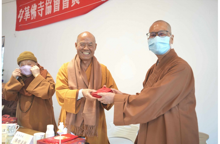 護國寺住持海量法師(右)發心護持佛寺協會，由副理事長傳燈法師(左)代表接受