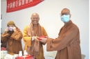 護國寺住持海量法師(右)發心護持佛寺協會，由副理事長傳燈法師(左)代表接受