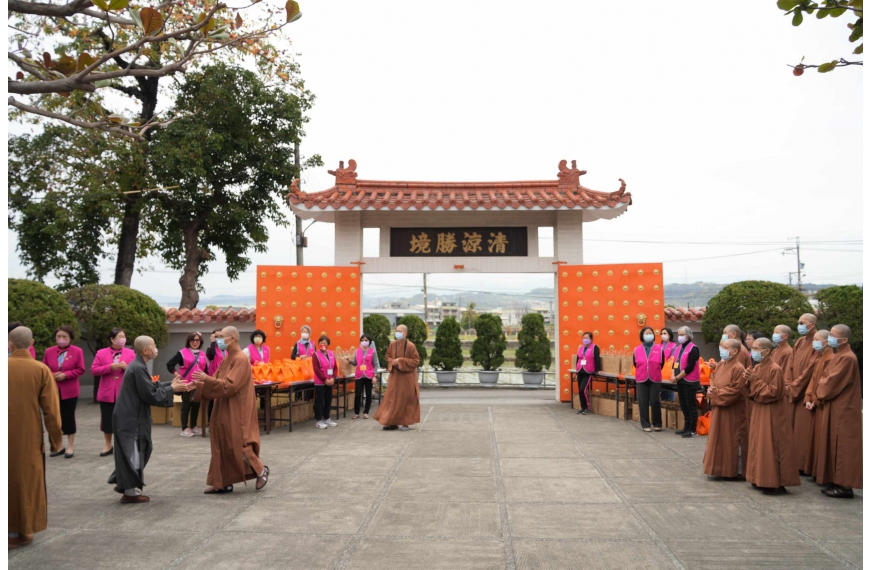 護國寺常住法師及志工待客如賓，並贈送精美紀念品