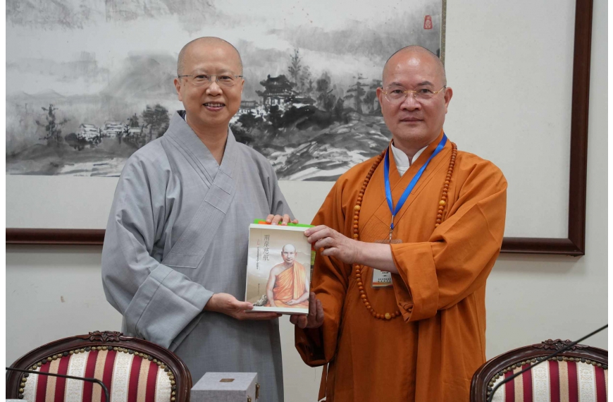 玄奘大學董事長性廣法師(左)熱烈歡迎本性法師(右)到訪