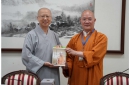 玄奘大學董事長性廣法師(左)熱烈歡迎本性法師(右)到訪