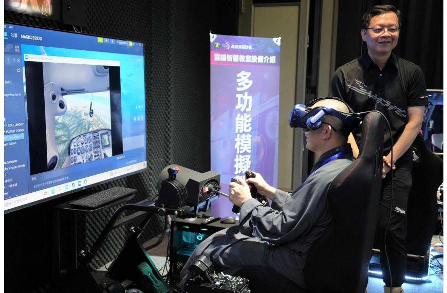 由玄大視覺傳達設計學系吳敬堯主任(右)展示VR運用之案例。