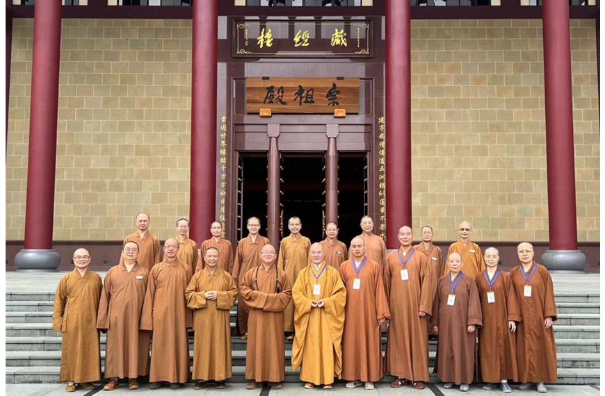 佛光山住持心保和尚及多位法師與福建佛學院成員於藏經樓前合影