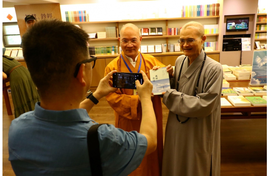 法鼓山方丈和尚果暉(右)法師致贈本性法師(左)《找回自己》書刊