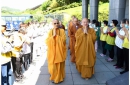法鼓山方丈和尚果暉法師(左)率40多位僧俗代表迎接，雙方就僧伽教育的議題進行交流(圖：法鼓山全球資訊網)