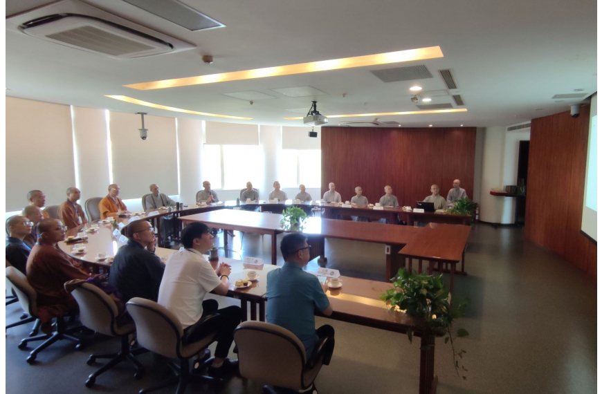 法鼓山僧伽大學以茶敘的方式，由副院長常寬法師、果光法師先後說明大學院教育及僧大辦學的特色，並且由校內主要執事法師答覆來訪團員的提問