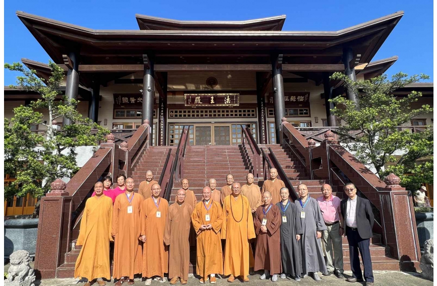 圓光禪寺住持性尚法師(前排右六)率圓光佛學院眾法師就跨國際辦學進行經驗分享