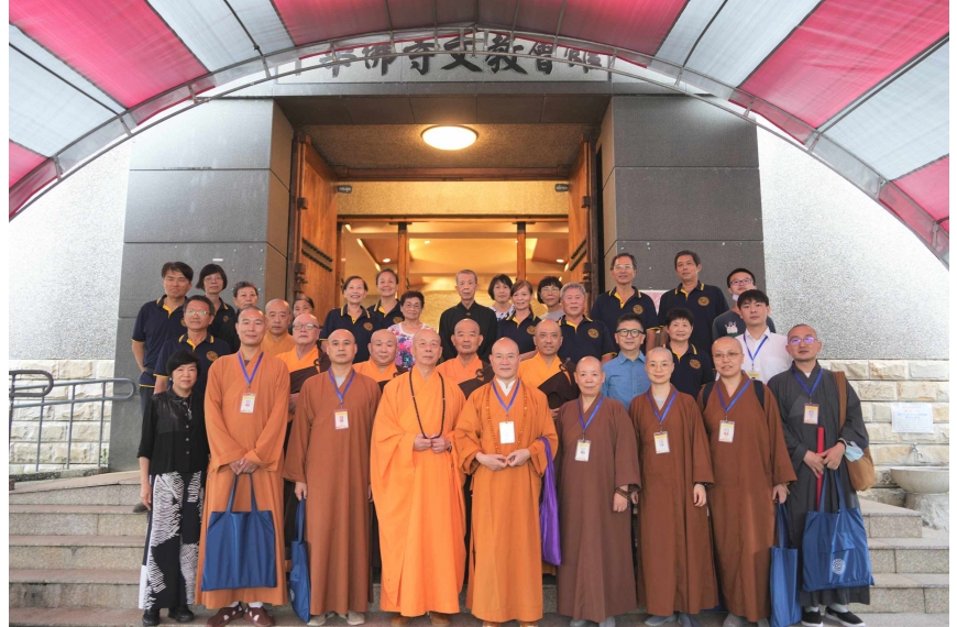 適逢會館盂蘭盆法會，本性法師(前左四)一行與主法和尚基圓法師(前所三)與會館信徒志工合影
