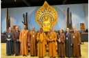 靈鷲山開山方丈心道長老(中)在禪堂與本性法師(右四)一行合影(圖：上趣創意延展有限公司提供)