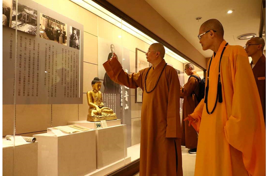 學員們在太虛大師、東初老和尚、聖嚴法師的解說展示區前佇足良久，為法鼓山在文物典藏上的注重，留下深刻的印象(圖／張曜鐘)