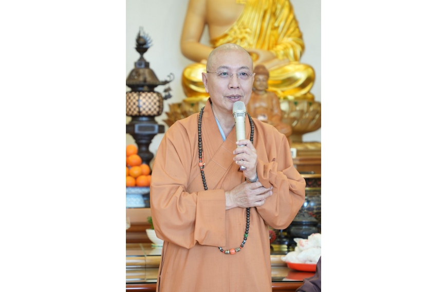 副理事長圓戒法師感謝曾提供團拜場地的道場，讓寺院代表像善財童子五十三參