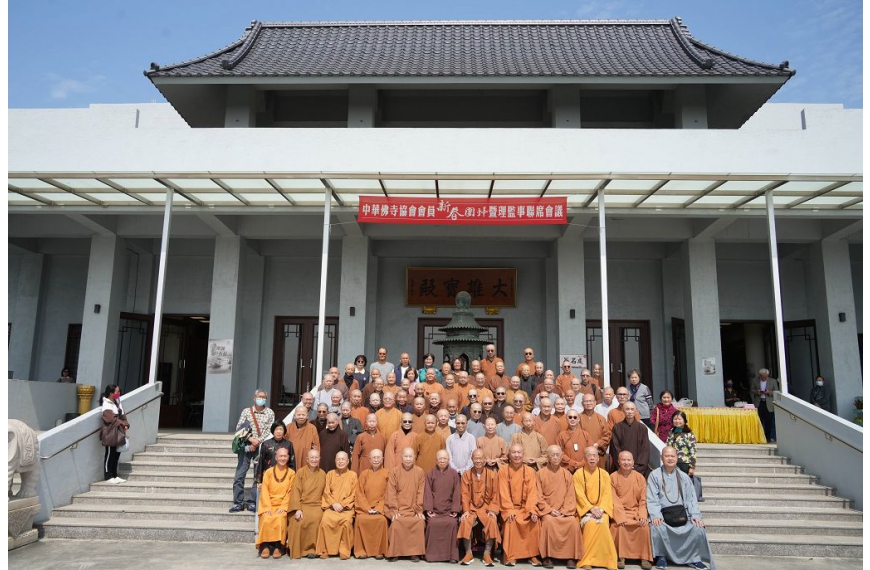會員代表於智覺佛寺前合影