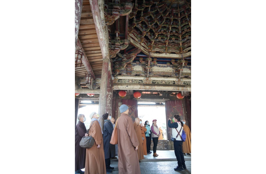 龍山寺的建築格局與雕刻、彩繪藝術，被喻為台灣民間藝術的殿堂，圖為解說員介紹台灣年代最早的「八卦藻井」