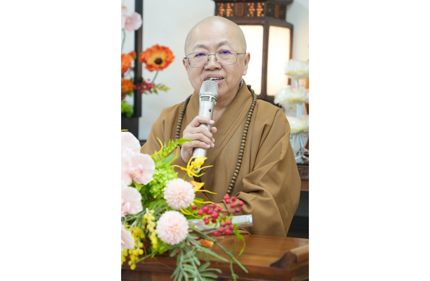 理事長道融法師特地準備美味的米香及沙琪瑪與大家結緣