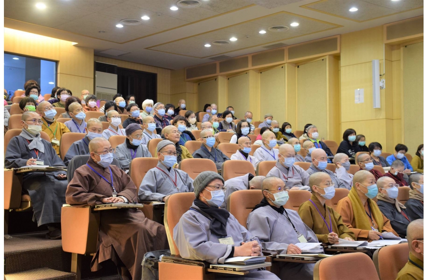 法師及學員全神貫注聽講