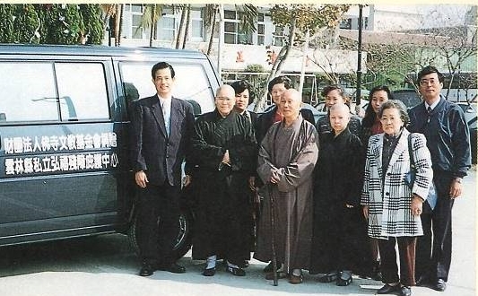 贈送私立弘福禪殘障庇護中心交通車一部